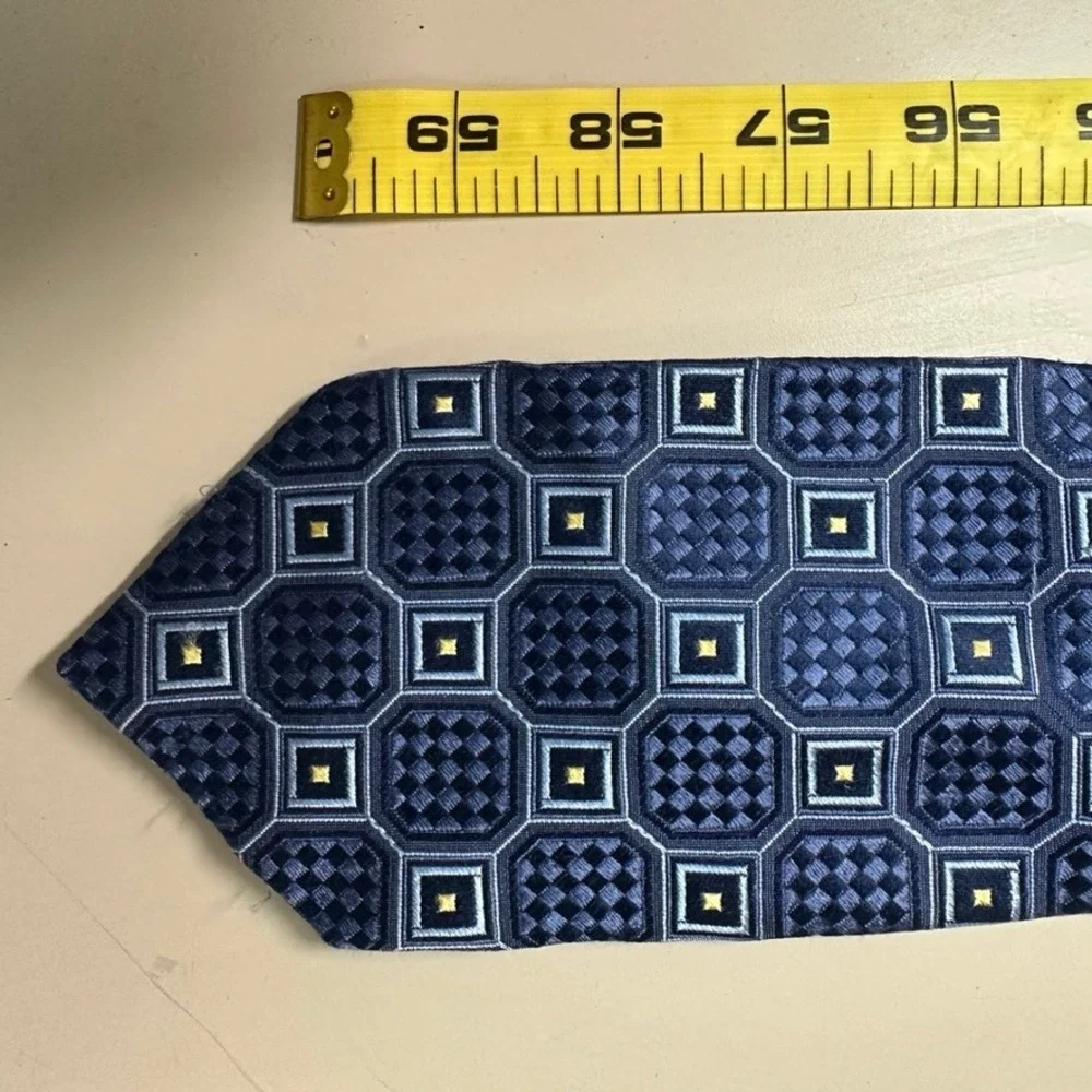 Donald J Trump Signature Collection Mens Silk Tie Navy Blue Geometric Medallion